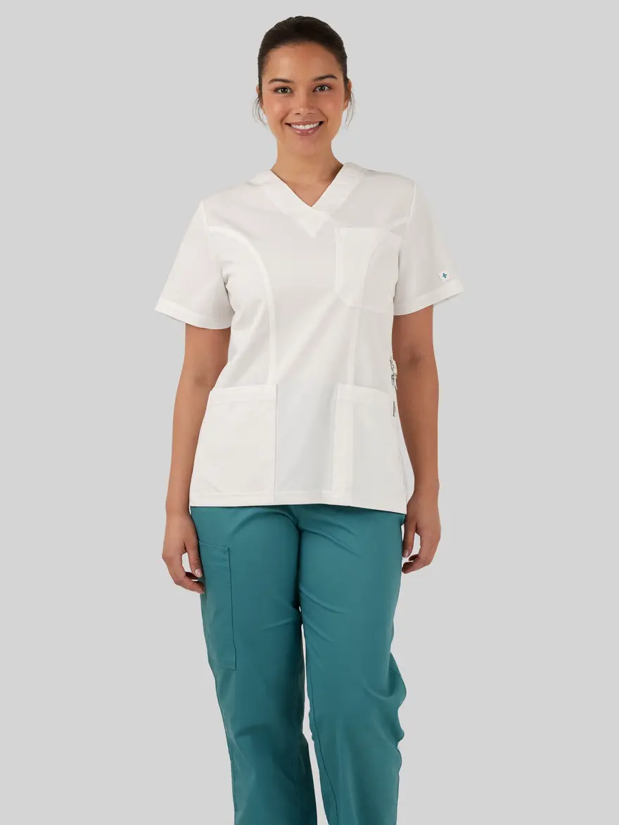 Modelo com conjunto de saúde liso em estúdio