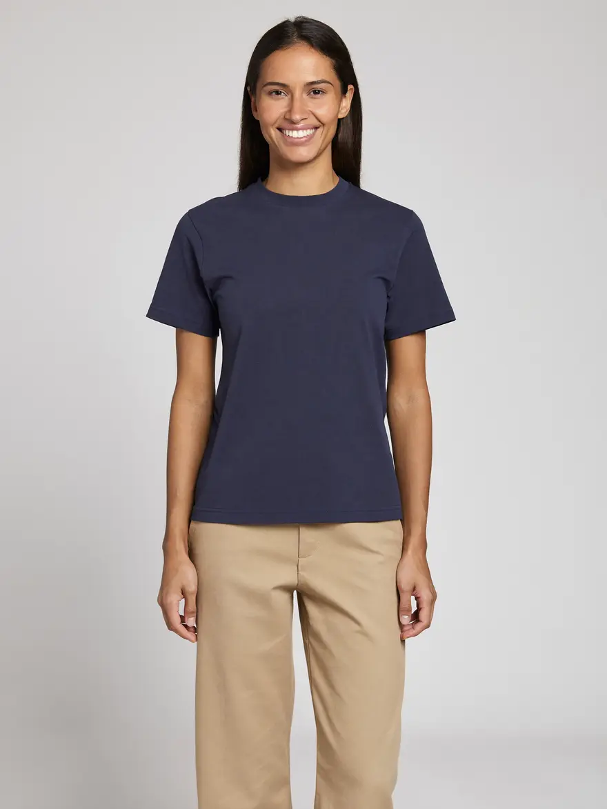 Modelo com camiseta lisa azul-marinho em estúdio